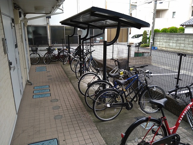 レオパレスフロントコート 駐輪場　原付＆自転車のみ駐輪可能