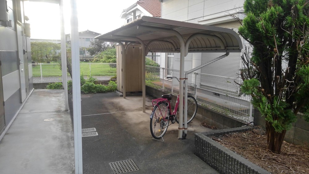 レオパレスサン 屋根付き駐輪場
