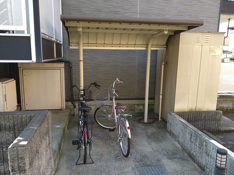 レオパレスマノワール 駐輪場　原付＆自転車のみ駐輪可能