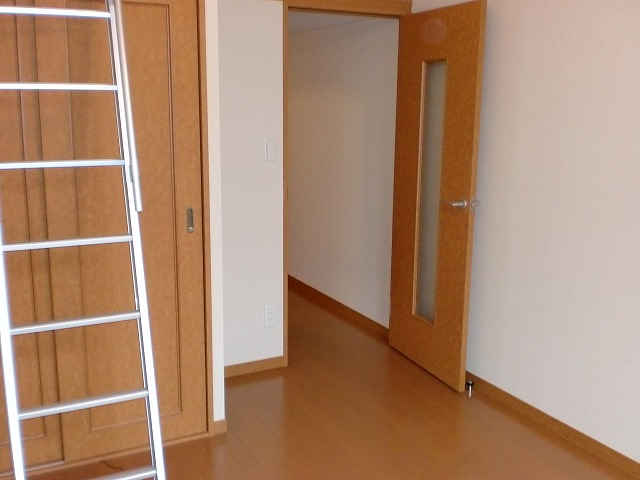 レオパレスウィンリーフ 2Fは絨毯です。