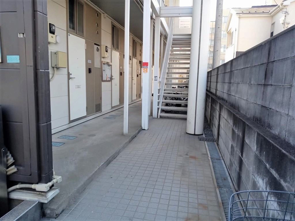 レオパレスプラム １階廊下